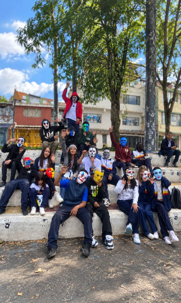 Retrato juvenil con máscaras coloridas al aire libre