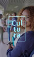 Estudiantes en un pasillo